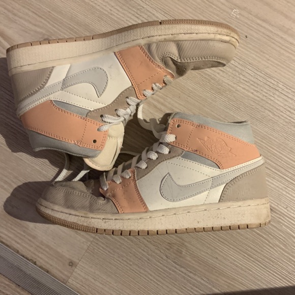 Jordan 1 Mids - Picture 2 of 4